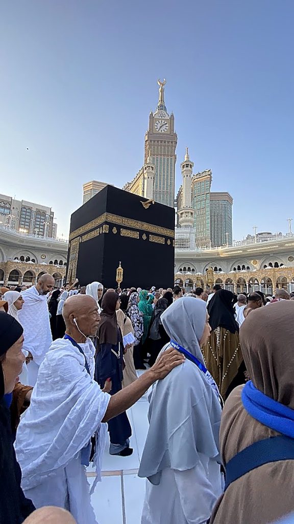 Umrah Ramah Lansia dan Kursi Roda: Pengalaman Nyata Ibu F.Y Bersama Simply Travel suasana thawaf umrah ramah lansia simply travel